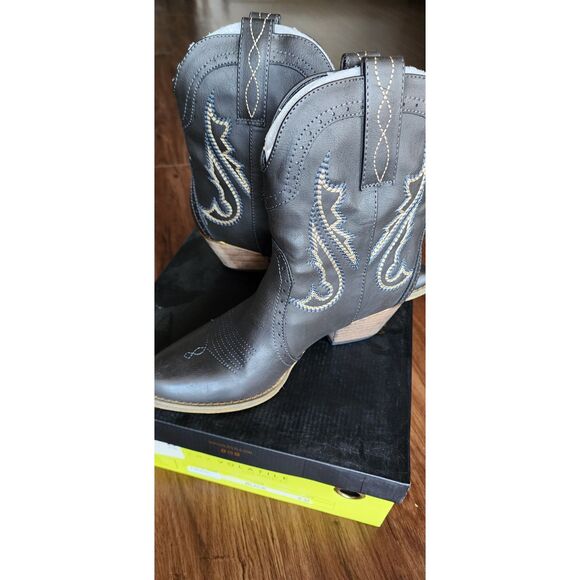 NWTWB - VERY VOLATILE LOS ANGELES CALICO WOMENS SHORT BOOT 8.5 BLACK - Picture 1 of 4